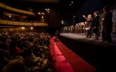 Залата на театъра бе преизпълнена до краен предел за годишнината.