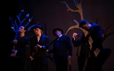  Дръвчетата на чакащите Годо.