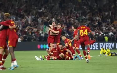 Футболистите на "Рома" ликуват след края на финала на ст. "Национал Арена", докато изтощените до краен предел играчи на "Фейенорд" са налягали безпомощно.