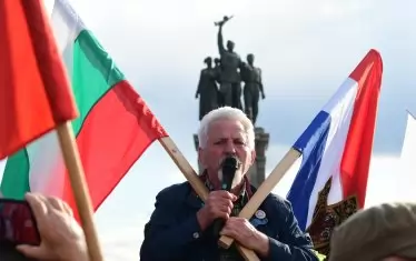 Пред паметника "Възраждане" бяха с руско и българско знаме