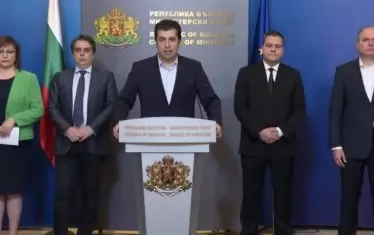 Коалицията оцеля и този път. Всяка една от четирите партии може да се похвали с авторство на някоя от антикризисните мерки.