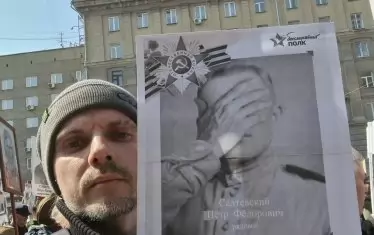  Млад мъж бе задържан в Новосибирск, защото носеше снимка на дядо си, воювал във Втората световна война, с надпис "Внуци, срам ме е от вас. Воювахме за мир, вие избрахте войната". Мъжът е арестуван, грозят го 15 дни арест