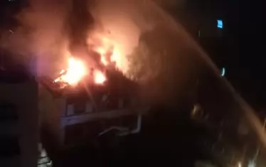 Пожарникарите трудно потушиха мощните пламъци.