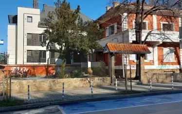 Бившият ресторант  -  така и не се разбра защо бе затворен. От дълго време красивата сграда пустееше. Тепърва ще се изяснява какви щети е причинила огнената стихия. При всички положения след пожара преустройването на къщата в детски ясли ще се усложни, оскъпи и забави. 