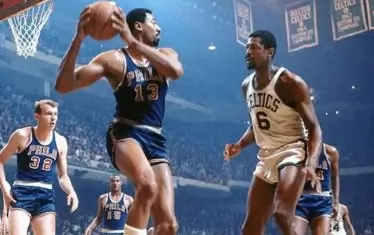 Уилт Чембърлейн (вляво) постави някои от вечните си рекорди с екипа на "Уориърс".