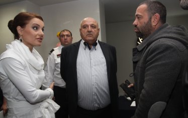 Ива Георгиева - по онова време представител на IFS, разговаря с президента на "Славия" Венцеслав Стефанов и тогавашния тартор на агитката на ЦСКА Росен Петров-Животното по време на публичното обсъждане на проекта за нов стадион в кв. "Овча купел" през 2013 г.