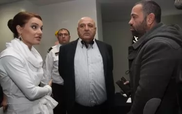 Ива Георгиева - по онова време представител на IFS, разговаря с президента на "Славия" Венцеслав Стефанов и тогавашния тартор на агитката на ЦСКА Росен Петров-Животното по време на публичното обсъждане на проекта за нов стадион в кв. "Овча купел" през 2013 г.