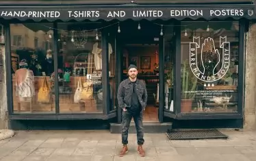  Пред магазина си.