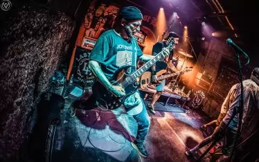  На сцената като музикант.