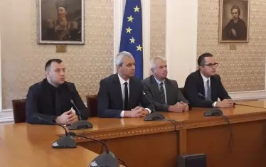 Бойко Атанасов (вторият отдясно наляво) с лидера на "Възраждане" Костадин Костадинов.