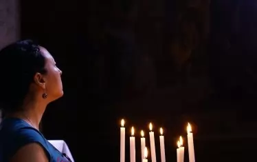 Първият разказ в  "Таралежите излизат през нощта" е вдъхновен от свещите в храма.