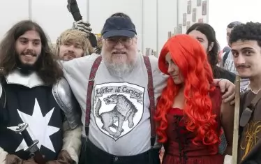 Авторът на "Игра на тронове" с фенове на поредицата.