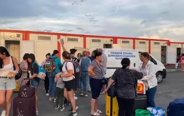 Едва ли някой някога е предполагал, че в лагера в Елхово ще бъдат настанени не нелегални мигранти, а обикновени семейства и много деца.