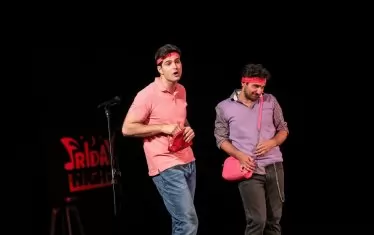 Павел и Стоян демонстрират дамски глезотии.