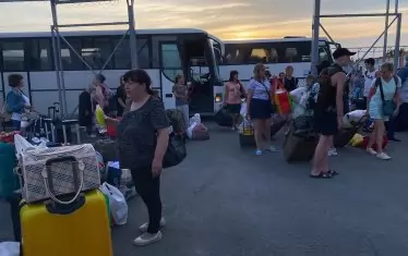  Куфари, автобуси и хора, изправени пред неизвестното - тъжна картина.