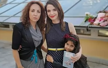 На премиерата на "Таралежите излизат през нощта" с дъщеря си Мера и литературния пиар и влогър Темз Арабаджиева.