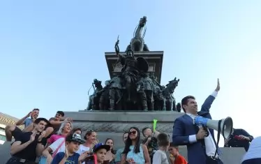 Демонстрации надъхаха кабинета преди битката за оцеляването му