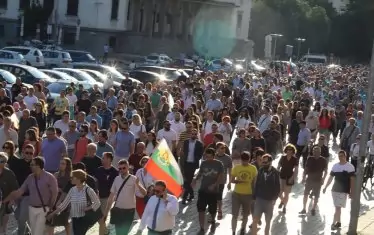 Малкият първоначално митинг пред президентството се превърна в множество, когато тръгна към парламента.