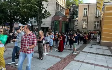  Заради огромният брой желаещи инициативата вместо 4 продължи почти 8 часа.