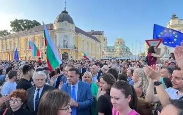 БСП и Корнелия Нинова дефилираха тия дни на жълтите павета под европейски знамена. Щом този исторически компромис между някогашното дясно и ляво е възможен, значи и всеки друг.