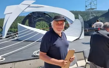 Маестро Пламен Карталов се е вдъхновявал от английската художничка Барбара Хепуърт за визията на спектакъла.