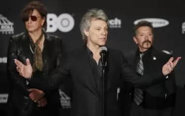 Алек Джон Съч (вдясно) с колегите си Джон Бон Джоуви и Рича Самбора.