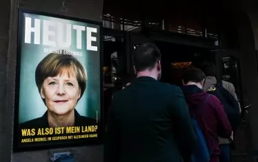 Интервюто на бившия германски канцлер се превърна в публично събитие, привлякло хиляди зрители.