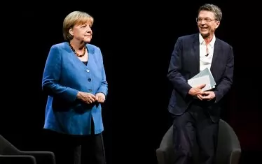 Разговора води журналист от "Шпигел" Александер Озанг.