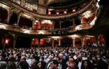 В столичния театър нямаше празни места дори по балконите в залата.