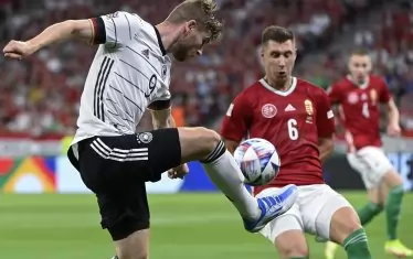 Германският нападател Тимо Вернер опитва да центрира през пазещия го унгарски защитник Вили Орбан на ст. "Пушкаш Арена" в Будапеща.