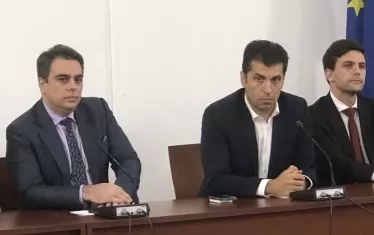 Асен Василев и Кирил Петков обявиха победа над мафията.