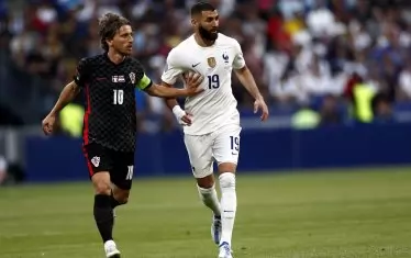 Съотборниците на клубно ниво в "Реал" (Мадрид) Лука Модрич (вляво) и Карим Бензема (вдясно) водят позиционна битка в двубоя между Хърватия и Франция в Париж.