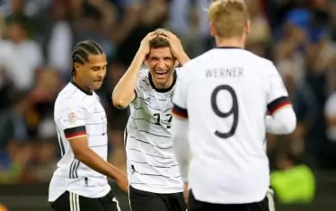 Ветеранът в атаката на Германия Томас Мюлер се държи невярващо за главата след петия гол във вратата на Италия, отбелязан от Тимо Вернер (№9).