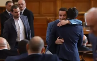 Управляващите посрещнаха новия отцепник с прегръдки.