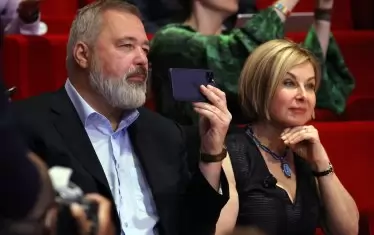 Дмитрий Муратов и Вера Пратер - експерт на Heritage Auctions, наблюдават търга. 