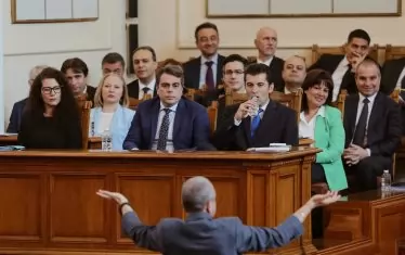 Тошко Йорданов подигравателно приветства членовете на правителството след изявлението на Кирил Петков.