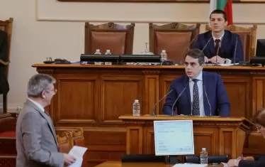 Лидерът на ДПС Мустафа Карадайъ гледа учудено към Асен Василев след грубиянското изказване на вицепремиера.