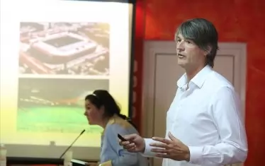 Представителят на германския оператор Щефан Хилер разказа подробно как стадионът в Унгария функционира не само като футболна арена, а и като културно-развлекателен център, домакинстващ поне 220 събития годишно. Това се очаква и от съоръжението в София.