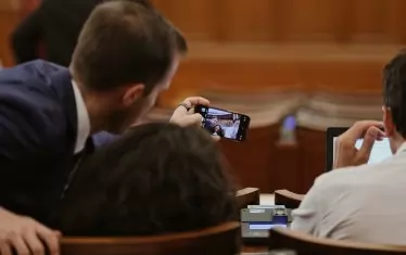 Отегчени, някои от управляващите си правеха селфита.