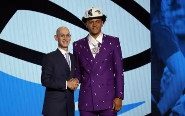 Избор №1 в драфта на НБА за 2022 г. Паоло Банкеро (вдясно) приема поздравления от комисионера на лигата Адам Силвър по време на церемонията в зала "Барклис Сентър" в Бруклин тази нощ.