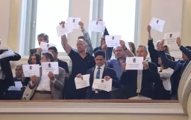 Депутати и привърженици на "Възраждане" сметнаха за умесно да прекъснат дебата, за да вдигнат плакати с надпис "Македония е България.