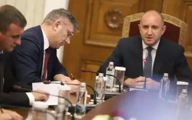 Водачът на ДПС Мустафа Карадайъ старателно си водеше бележки, докато държавният глава обясняваше какво очаква да чуе от политиците.