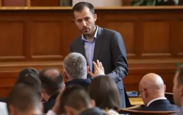 Говорещият с вратовръзки Искрен Митев беше острието на ПП на тема пенсии, но по външно или вътрешно внушение във вторник бе зарязал и вратовръзките, и изказванията от типа на "Ето кой не обича пенсионерите".