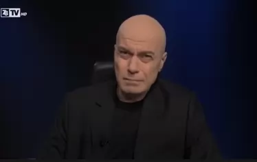 Слави Трифонов, който свали правителството на Кирил Петков, се опитва да бъде морален репер и в познатото си качество на извънпарламентарна опозиция.