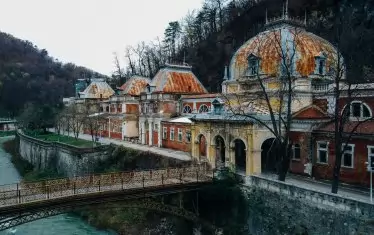 Сградата на СПА центъра "Нептун" в Румъния напомня на Старата баня в нашия курортен град Вършец.