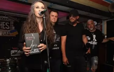 Съставителят на книгата Светлана Близнакова-SEVI говори по време на представянето, а вдясно е един от най-близките приятели на Буги - Васко Кръпката.