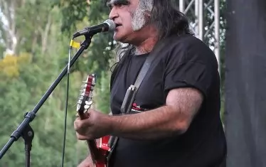 На сцената на фестивала "Цвете за Гошо" в столичния Южен парк през 2011 г.