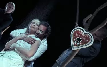  Любовта и загубата, натискът на обществото върху личността са основни теми в спектакъла.