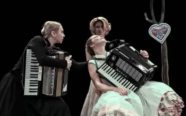  Представлението съчетава песни, поетични разкази, символни образи от народната традиция.