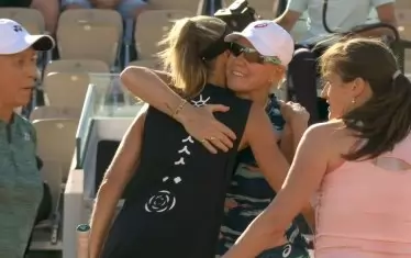 Магдалена Малеева (вдясно) чака да поздрави Мартина Навратилова (вляво), докато Даниела Хантухова (в гръб) и Рене Стъбс се прегръщат на мрежата след последната точка в двубоя от турнира на легендите.